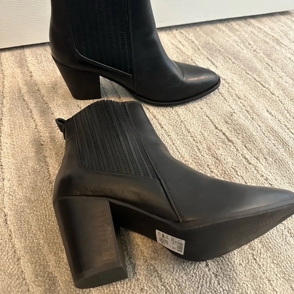 NEW! Clarks Black Booties - Size 8.5 - Picture 2 of 6